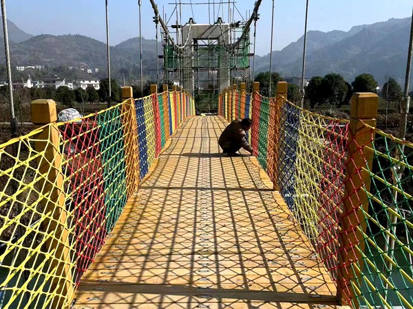 木板吊桥施工中